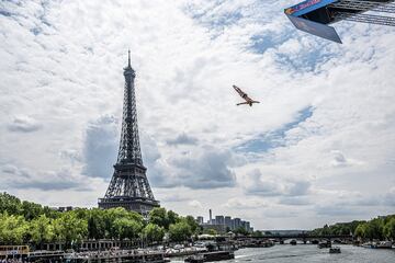 París acogió por segunda vez la segunda parada de las Series Mundiales de Red Bull Cliff Diving. Los espectadores tuvieron una vista alucinante de los participantes frente al monumento más famoso de Francia, la Torre Eiffel, compitiendo desde la plataforma de salto montada sobre el Sena.