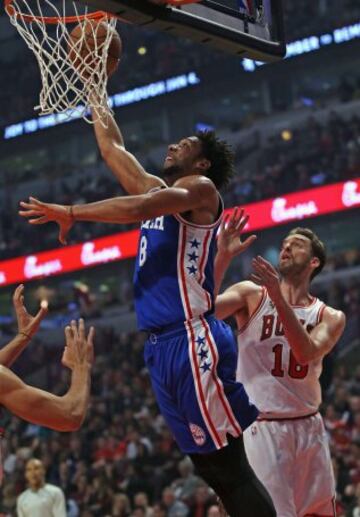 Jahlil Okafor y Pau Gasol.