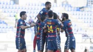 Los jugadores del Llagostera celebran el tanto de Juanjo Alegría.