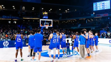 Los jugadores del Movistar Estudiantes saludan a la afición tras la victoria ante el Tizona Burgos.