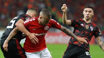 AME5757. PORTO ALEGRE (BRASIL), 03/04/2019.- Nico López (c) de Internacional disputa un balón con Bruno Zucullini (i) de River Plate este miércoles, en un partido del grupo A de la Copa Libertadores entre Internacional y River Plate, en el estadio Beira Rio en Porto Alegre (Brasil). EFE/ Silvio Ávila