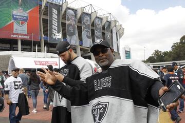 MEX30. CIUDAD DE MÉXICO (MÉXICO), 19/11/2017.- Aficionados mexicanos apoyan a los Raiders hoy, domingo 19 de noviembre de 2017, a las afueras del estadio Azteca, en Ciudad de México (México), antes del juego de temporada regular de la semana 11 de la NFL, entre los Raiders de Oakland y Patriotas de Nueva Inglaterra. EFE/Jorge Núñez