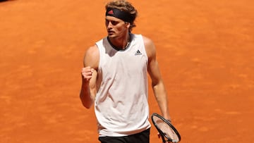 Alexander Zverev celebra su victoria ante Kei Nishikori en el Mutua Madrid Open en La Caja Magica de Madrid.