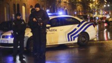 Polic&iacute;as belgas peinan el barrio de Molenbeek en busca de personas relacionadas con los atentados de Par&iacute;s.
