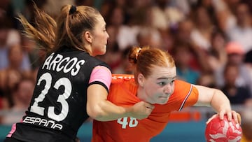 Paris 2024 Olympics - Handball - Women's Preliminary Round Group B - Netherlands vs Spain - South Paris Arena 6, Paris, France - July 30, 2024. Paula Arcos of Spain in action with Dione Housheer of Netherlands REUTERS/Eloisa Lopez