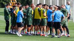 Los jugadores del Betis hicieron pasillo a Pau L&oacute;pez, que todo indica que se ir&aacute; al Roma.