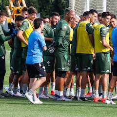 Pau López, protagonista del primer entrenamiento del Betis