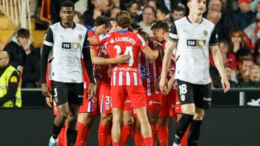 Los jugadores del Atlético celebran uno de los goles de Julián Alvarez ante el Valencia.