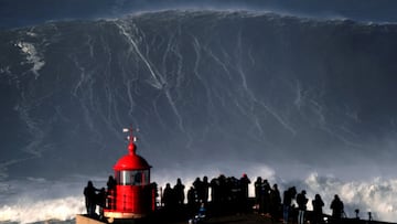 El surfista alemán Sebastian Steudtner cogiendo una ola grande en Praia do Norte en Nazaré, Portugal. 