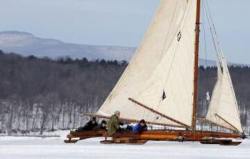 Los amantes de la vela sobre hielo han podido disfrutar más tiempo del río Hudson helado debido al duro invierno que ha padecido el noreste de EEUU.