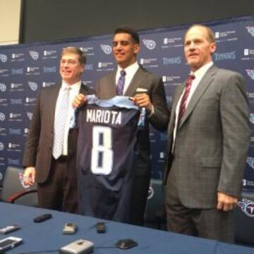 Marcus Mariota en su presentación con los Tennessee Titans.