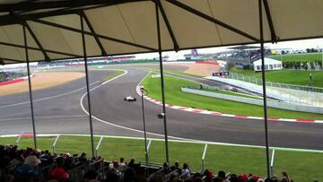 Sección rápida a derechas (Abbey) y a izquerdas (Farm) que finaliza con una curva cerrada a derechas (Village Corner) en el circuito de Silverstone.