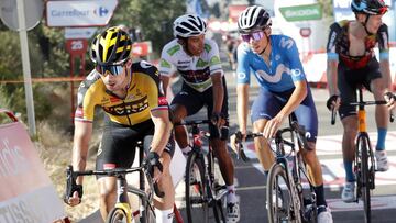 El ciclista espa&ntilde;ol del Movistar Enric Mas llega a la meta del Pico Villuercas junto a Primoz Roglic y Egan Bernal en la decimocuarta etapa de la Vuelta a Espa&ntilde;a 2021.
 
 