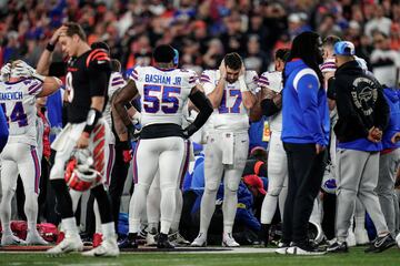 Los jugadores de los  Buffalo Bills viven momentos de tensión durante el tiempo en el que Damar Hamlin, es atendido en el campo después de una colisión en el terreno de juego.
