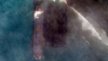 Pointe D'äôesny (Mauritania), 07/08/2020.- A handout satellite image made available by MAXAR Technologies shows the MV Wakashio, a bulk carrier ship that recently ran aground off the southeast coast of Mauritius, 07 August 2020. The ship was sailing from China to Brazil when it hit coral reefs near Pointe d'ÄôEsny on July 25. The ship is leaking a considerable amount of oil into the ocean and the oil slick is drifting northwest and to the shore. According to news reports, the ship was carrying 3,894 metric tons of low sulfur fuel oil, 207 metric tons of diesel and 90 metric tons of lubricant oil. In the link provided below is a gallery of satellite images that focuses on the ship stuck on the coral reefs, including imagery collected on August 1 that shows the ship before it started leaking oil, and imagery collected this morning (August 7) that shows the ship sinking into the ocean and oozing oil. (Brasil, Mauricio) EFE/EPA/MAXAR TECHNOLOGIES / HANDOUT -- MANDATORY CREDIT: SATELLITE IMAGE 2020 MAXAR TECHNOLOGIES -- the watermark may not be removed/cropped -- HANDOUT EDITORIAL USE ONLY/NO SALES