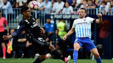 Camacho disputa un bal&oacute;n con Casemiro durante un M&aacute;laga-Real Madrid. 