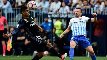 Camacho disputa un balón con Casemiro durante un Málaga-Real Madrid.
