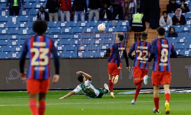 0-1. Robert Lewandowski controla el balón tras la entrada de Luiz Felipe.