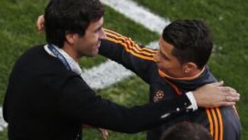 Ra&uacute;l y Cristiano se abrazan durante un encuentro en Lisboa.