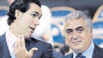 <b>DECEPCIONADOS. </b>Lorenzo Sanz Jr acompañó a su padre en la presentación del púgil Iván Pozo.