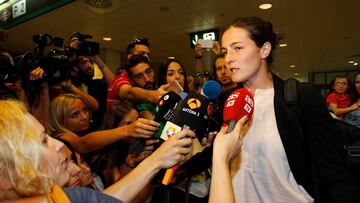 Natalia Pablos, atendiendo a los medios en Barajas tras el Mundial de Canadá 2015.