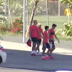 Los cuatro jugadores del Sevilla que se saltaron las normas siguen entrenando al margen