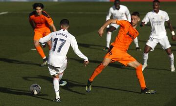 Pase de Lucas Vázquez a Kroos