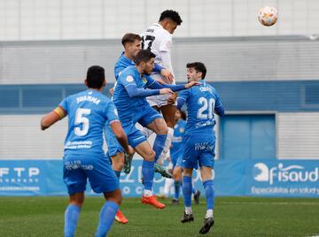 Álvaro Rodríguez se eleva para cabecear el empate ante el Fuenlabrada.