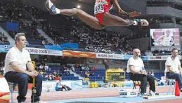 <b>EL VUELO DE NIURKA. </b>La campeona de España parece colgada del cielo en el Palacio de Deportes de Madrid, pero sólo alcanzó 6,25 metros.