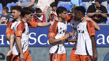 Los jugadores del Oviedo celebran el gol de Hassan.