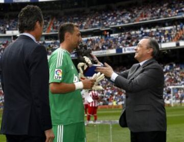 Dudek recibió una cariñosa despedida del Bernabéu.