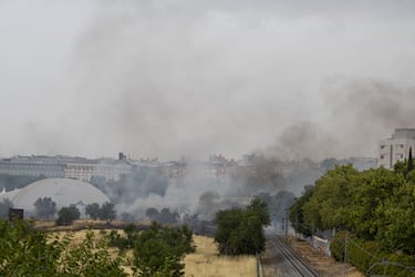 El incendio se originó en la calle Párroco Eusebio Cuenca, en una zona sin urbanizar cercana al Espacio Delicias y el Museo del Ferrocarril, en Madrid.