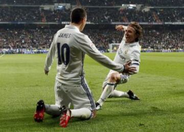  El delantero colombiano del Real Madrid James Rodríguez (i) celebra con su compañero, el centrocampista Luka Modric, tras marcar su segundo gol, el tercero del equipo ante el Sevilla