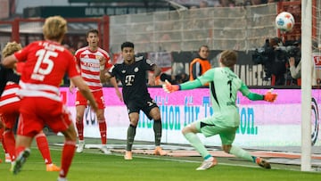 Bayern Munich's Colombian forward #14 Luis Diaz (2R) scores his team's first goal past Union Berlin's Danish goalkeeper #01 Frederik Ronnow during the German first division Bundesliga football match between 1 FC Union Berlin and FC Bayern Munich in Berlin on November 8, 2025. (Photo by Odd ANDERSEN / AFP) / DFL REGULATIONS PROHIBIT ANY USE OF PHOTOGRAPHS AS IMAGE SEQUENCES AND/OR QUASI-VIDEO