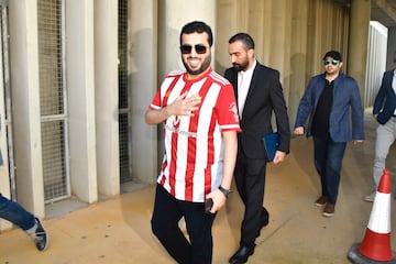 Turki el día de su llegada a Almería. Detrás,. Mohamed El Assy.