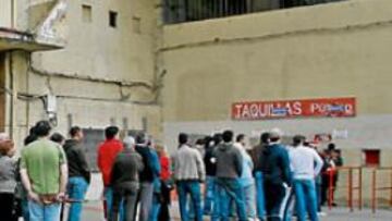 <b>A LA ESPERA. </b>Los aficionados del Sporting volverán a hacer cola para conseguir un abono o entradas para los partidos.