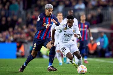 Vinicius se deshace de Araújo durante un duelo en el Camp Nou.