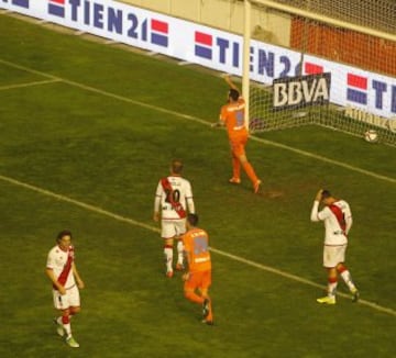 1-1. Paco Alcácer celebra el gol del empate.