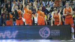 EL VALENCIA DEL 28-0. Sato, Shurna, Lucic, Diot, Stefansson y Hamilton celebran una canasta.