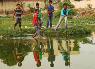 Los niños juegan al criquet en los suburbios de Dhaka durante la ICC World Twenty20 Bangladesh 2014