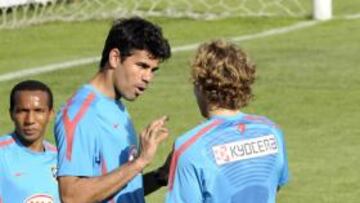 Diego Costa, junto a Forlán en la sesión.