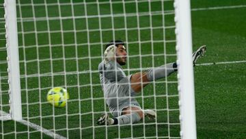 Rui Silva también estuvo cerca de parar su penalti a Moi Gómez.