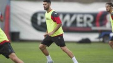 Álvaro González, durante un entrenamiento en Sant Adrià.