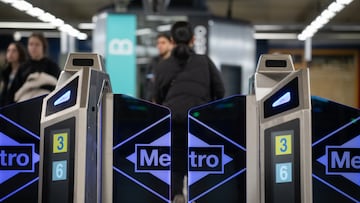 Logotipo del Metro de Madrid, a 20 de diciembre de 2025, en Madrid (España).El logotipo actual de Metro de Madrid es un rombo rojo inclinado, con un rectángulo azul en su interior y la palabra “Metro” en letras blancas, sobre un fondo blanco. El diseño original del rombo se remonta a 1921 y se atribuye al arquitecto Antonio Palacios, que se inspiró en el emblema circular del Metro de Londres, adaptándolo a una figura romboidal pero manteniendo la combinación rojo-azul-blanco. Tras algunas variaciones históricas (como el logo “CMM” entre 1931 y 1939), desde 1939 se recuperó el rombo, que fue modernizado en los años 80 con tipografía Helvética y colores más sólidos, hasta la versión actual.
20 DICIEMBRE 2025;LOGOTIPO;METRO DE MADRID;TRANSPORTE PÚBLICO;SUBURBANO
Fernando Sánchez / Europa Press
20/12/2025