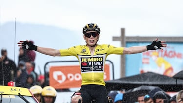 Jonas Vingegaard celebra su victoria en la séptima etapa del Critérium del Dauphiné en la Croix de Fer.