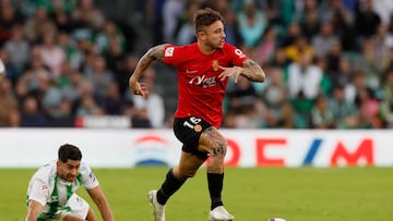 SEVILLA, 04/11/2023.- El delantero del Betis Ayoze Pérez (d) pelea una posesión con el defensa del RCD Mallorca Pablo Maffeo  durante el partido correspondiente a la jornada 12 de LaLiga EA Sports disputado este sábado entre el Real Betis y el RCD Mallorca en el estadio Benito Villamarín de Sevilla. EFE/José Manuel Vidal
