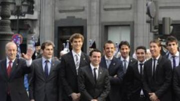 <b>FELICES.</b> Del Bosque, Casillas, Llorente, Xavi, Marchena, Capdevila, Navas, Ramos, Javi Martínez, Mata y Reina son aclamados a las puertas del Teatro Campoamor