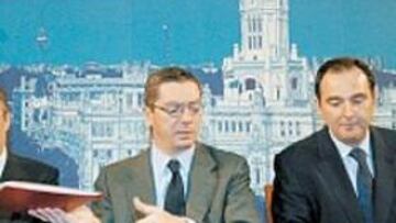 <b>EL ACUERDO. </b>Florentino, Ruiz Gallardón y Mayoral, en la firma.