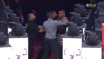 ¡Seis personas tuvieron que parar a Westbrook después de que le hicieran esto!