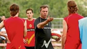 <b>SERIO. </b>César Ferrando da instrucciones a sus futbolistas en un entrenamiento de esta semana.